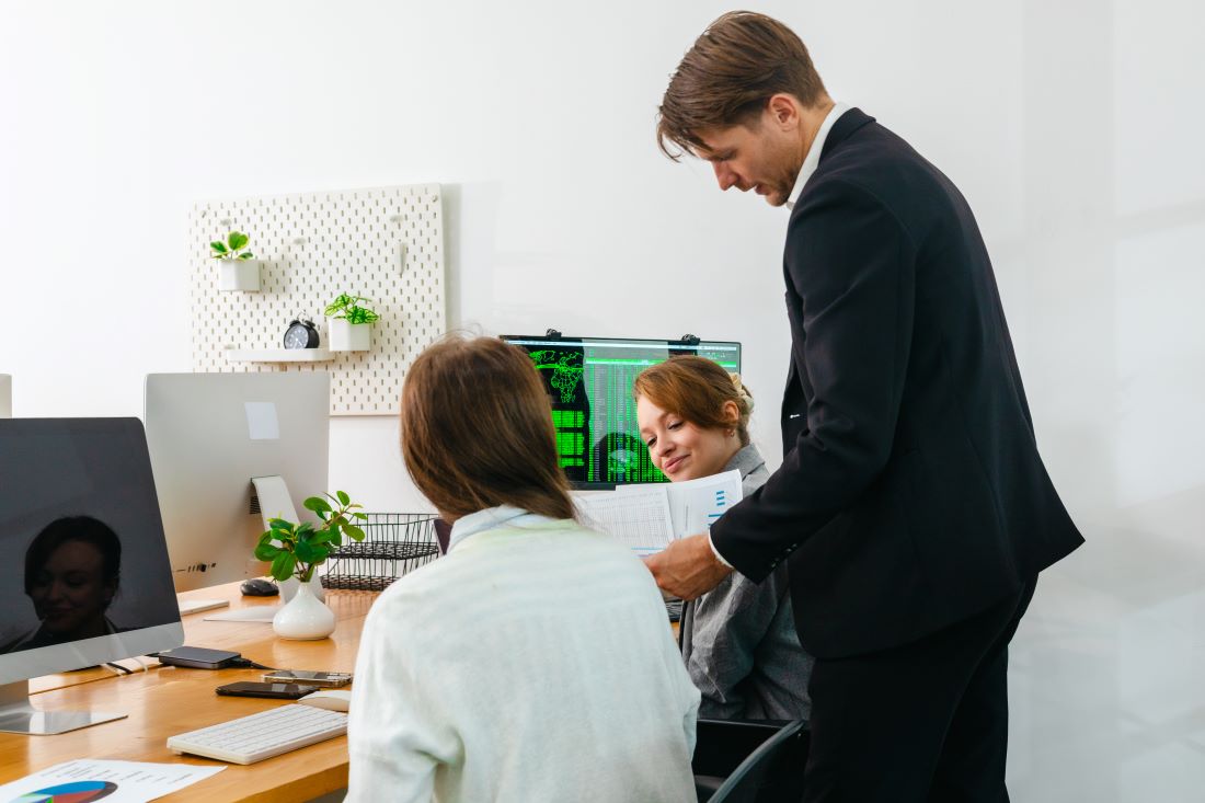 Artikel WijBusinessNieuws: Leiding geven én emotioneel betrokken zijn bij je team blijkt lastig